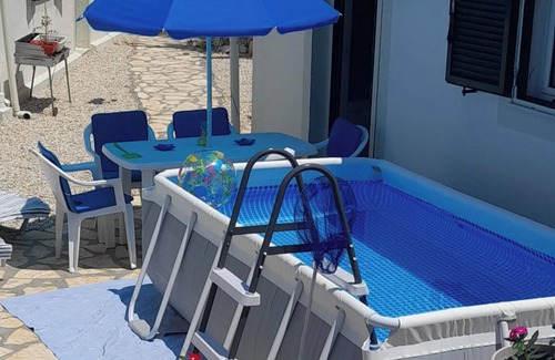 Petaleia Apartment | Lovely Studio in Strinilas with its own pool