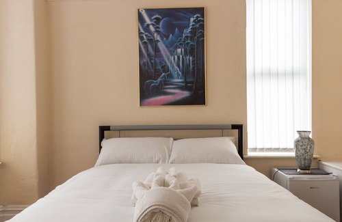 Eccles Bed & Breakfast | Lovely Suite 1: Private Room in Eccles
