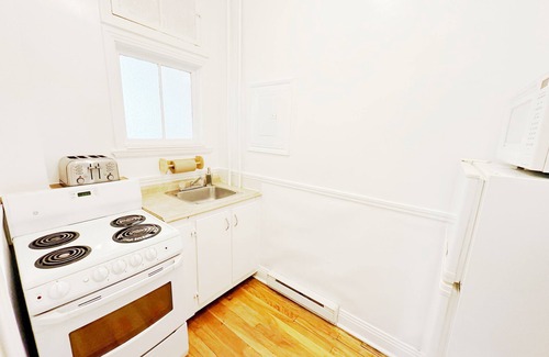 Plateau Mont Royal Apartment | Lovely sunny vintage studio in the heart of Montreal's Plateau-Mont-Royal district