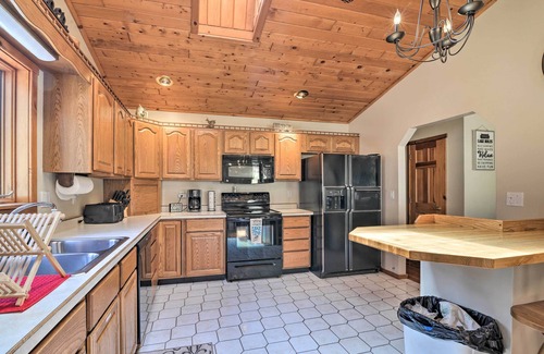 Terra Alta Cabin | Lovely Terra Alta Cabin < 1 Mi to Alpine Lake