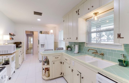 Tomball Cottage | Lovely Tomball Home < 1 Mi to Dtwn + Pool Access!