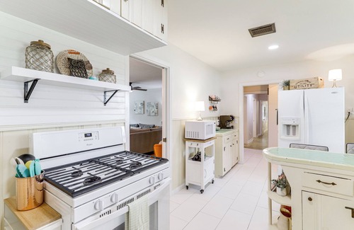 Tomball Cottage | Lovely Tomball Home < 1 Mi to Dtwn + Pool Access!