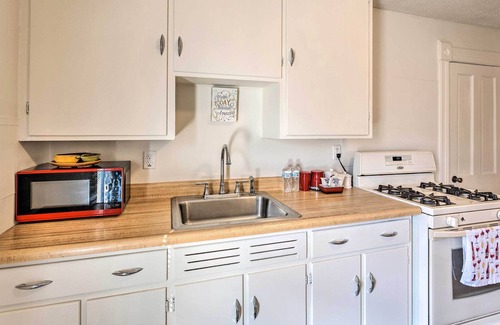 Beloit Apartment | Lovely Victorian Retreat: 1 Mi to Dtwn Beloit