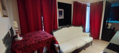 Saint-Amarin Apartment | Loveroom Chambre obscure