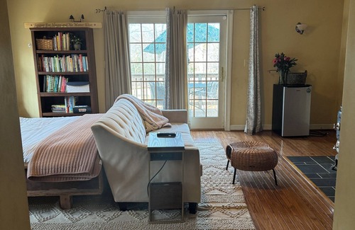 Gordonsville House | Lovers Lane FarmStay on a working family farm. Horses, cows, sheep, bees & more