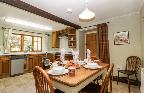 Aymestrey Cottage | LOWER COURT BYRE, family friendly, with open fire in Lingen