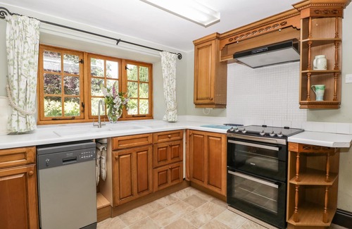 Aymestrey Cottage | LOWER COURT BYRE, family friendly, with open fire in Lingen