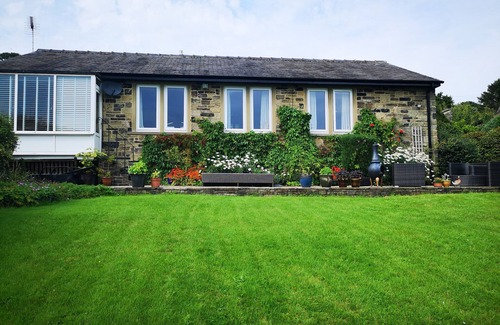 Oakworth Cottage | LOWER CROSS, pet friendly, with a garden in Oakworth