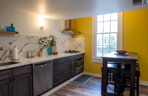 Lower Garden District House | Lower Garden Gem -modern living in a historic house-Clean&Comfortable+Parking