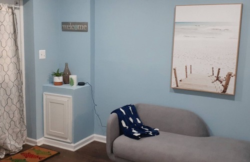 South Gate House | Lower Level Loft - Adorable Studio Apt. Near BWI