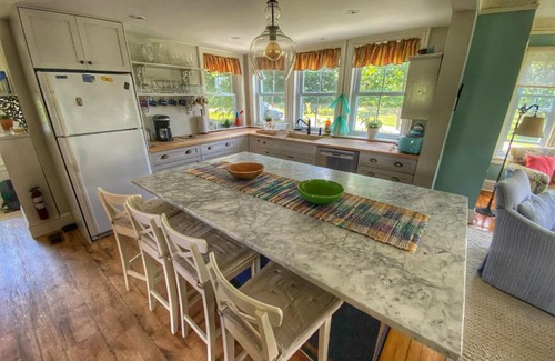 Cressy House | Loyalist Lakehouse with Private Beach