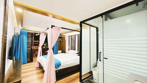 Fenghuang House | LQJ Riverside Guest House