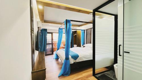 Fenghuang House | LQJ Riverside Guest House