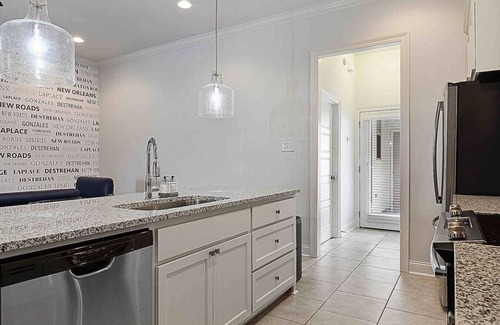 Highlands - Perkins House | LSU 2 BR | Pet Friendly|Pool| Fitness| Sleep 4
