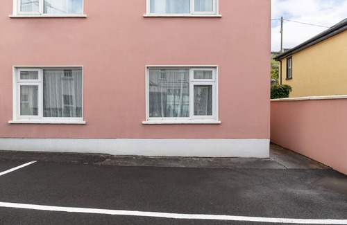Lahinch House | Luí na Gréine Apartment - In the Heart of Lahinch!