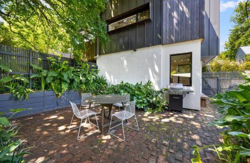 Stirling Villa | Lucent Art House - 4BR Unique Stay