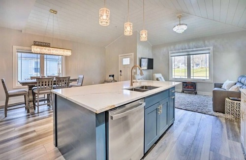 Ludington House | Ludington Beach Casita - 4 blocks from Ludington Beach and close to Marinas.