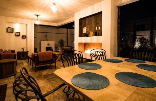 Leon House | Lujosa casa: alberca terapéutica 3x2m, chimenea, cocina profesional