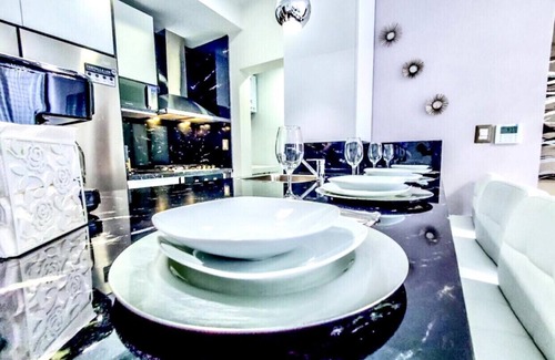 Downtown Santo Domingo Apartment | Lujoso Apartamento 5 Star ROOFTOP POOL & GYM 1BE -1 1/2 Ba