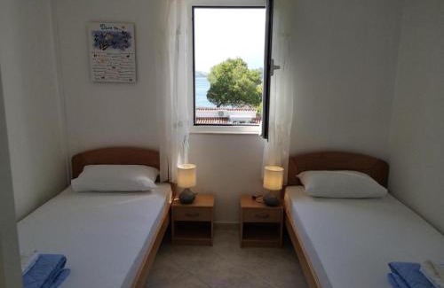 Lumbarda Apartment | Lumbarda Resort Apartments - Superior Apartment with Mountain View E2