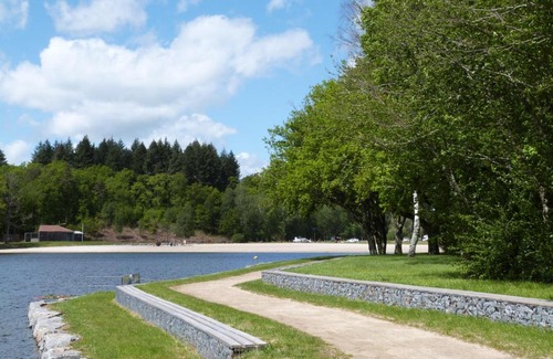 Saint-Pardoux House | Lumineuse maison neuve, cosy,67m², 2 Chambres/6 couchages 1km Lac, 200m du bourg. Vue paisible, sur la nature