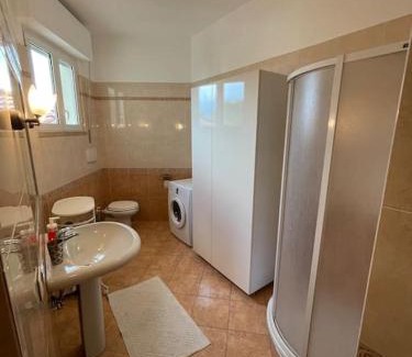 Lido di Camaiore House | Luminosa casa con posto auto in Versilia a 5 min dal mare