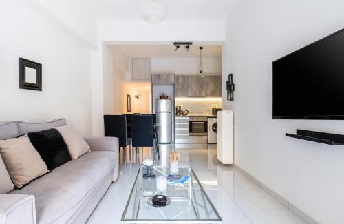 Koukaki Apartment | Luminous and Calm 2 BR Apt 7 minutes to Metro in Koukaki