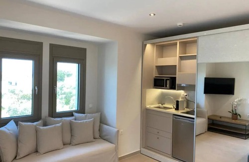 Kinyra House | Luminous luxury apartments