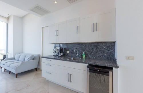 Piloto Adolfo Lopez Mateos Apartment | Luna Blanca 1201 by Kivoya