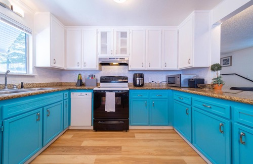 Country Club Estates House | Luna Lodge - 4BR, 2BA Close to Hike, Bike