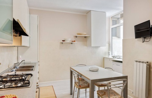 Luni Mare Apartment | Luni Mare Bright Terrace Flat With Parking