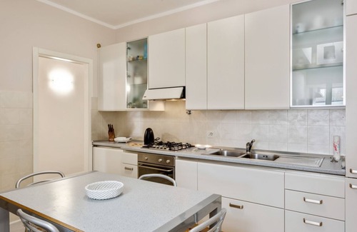 Luni Mare Apartment | Luni Mare Bright Terrace Flat With Parking