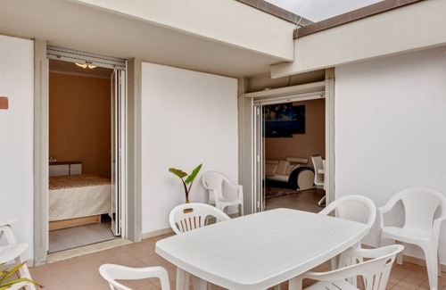 Luni Mare Apartment | Luni Mare Bright Terrace Flat With Parking