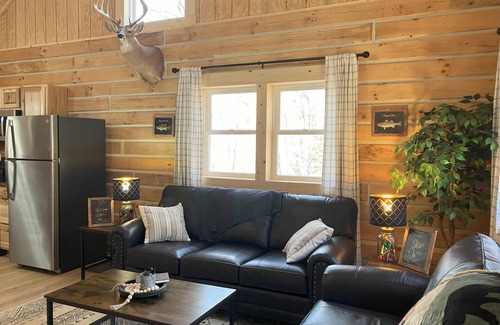 Birdseye Cabin | Lured to the Lake Cabin near Patoka - Hot tub and Creek!