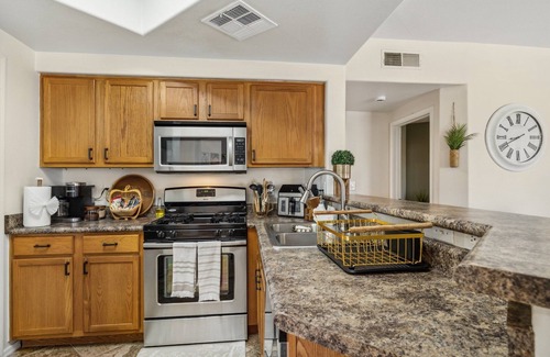 Villa De Paz Condo | Lush 2-bedroom condo w/WiFi, AC, gym, near State Farm Arena, Shopping and more!