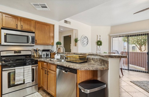 Villa De Paz Condo | Lush 2-bedroom condo w/WiFi, AC, gym, near State Farm Arena, Shopping and more!