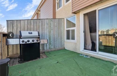 Ottawa Division House | Lush Abode! Close to ottawa airport.2 spacious bedrooms