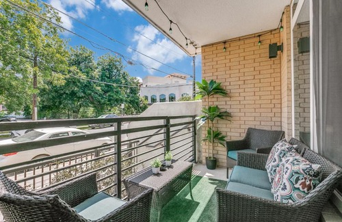 Downtown San Antonio Apartment | Lush Downtown Condo on RiverWalk w King Ste, Free Parking, Pet Friendly, Centrally Located on Riverwalk
