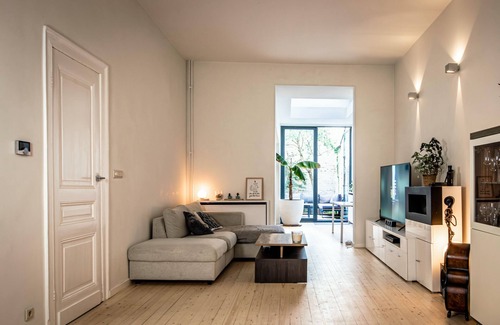 Brederode House | Lush home for 6 pp. with Jacuzzi and BBQ in garden