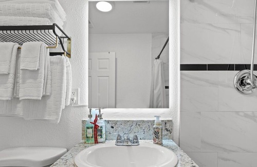 Chinatown House | Lush Modern Desert Inn 5 mins to Strip and Convention Fast Wifi 5 TVs Recliners