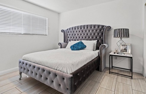 Chinatown House | Lush Modern Desert Inn 5 mins to Strip and Convention Fast Wifi 5 TVs Recliners