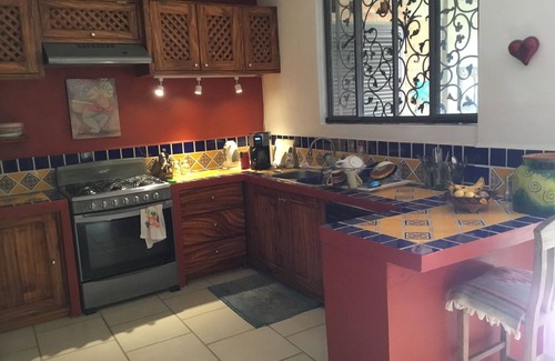 El Caloso Condo | Lush private courtyard and patio, 2 bd 2 bath,short walk to market & Old Town.