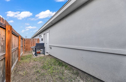 Weslaco Condo | Lux 2-bedroom condo with basics WiFi in charming Weslaco