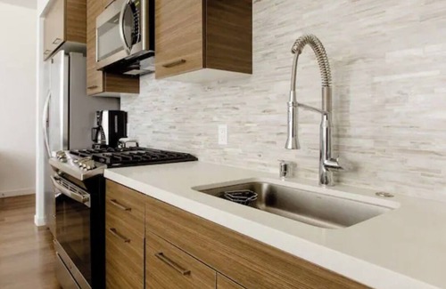 Downtown Apartment | Lux 2BD condo with pool, gym, hot tube, barbecue, free parking