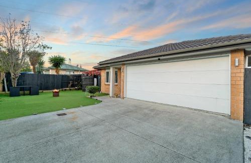 Flat Bush House | Lux 4 Bedroom in Auckland with Spa and Light Breakfast
