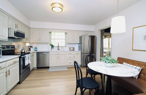 Park Forest Village House | Lux 4BD House-Mins to PSU, 10 Guests, Pool Table