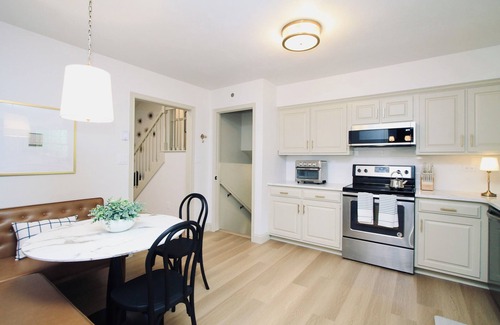Park Forest Village House | Lux 4BD House-Mins to PSU, 10 Guests, Pool Table