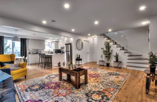 Brossard House | Lux. 4BR House with Pool near DT