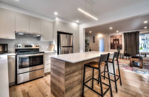 Brossard House | Lux. 4BR House with Pool near DT