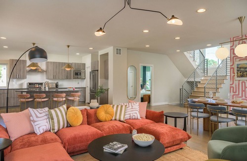 Regis House | Lux Family Retreat: Hot Tub, Gym, Sauna, Fire Pit